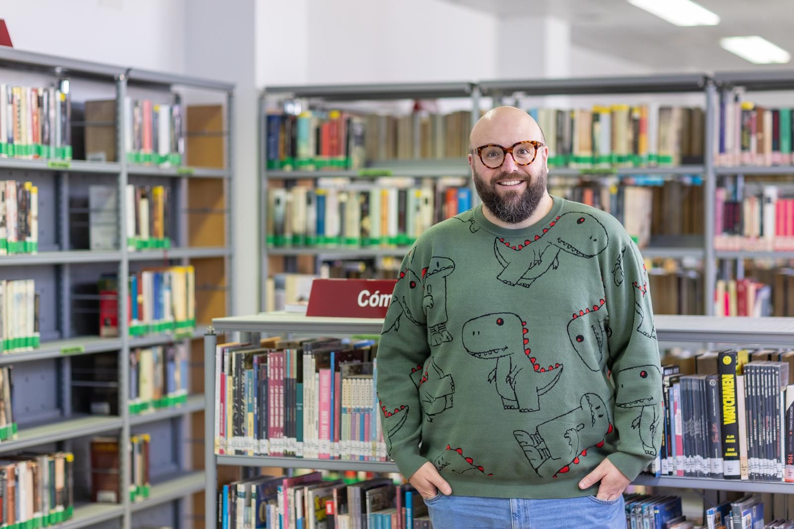 Juan Naranjo posa en una biblioteca de sus clubes de lectura.