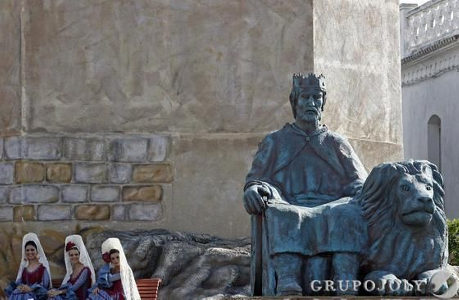 Las autoridades locales coronan a las reinas infantil y juvenil, María Jiménez y Marta Cabello

Foto: Erasmo Fenoy
