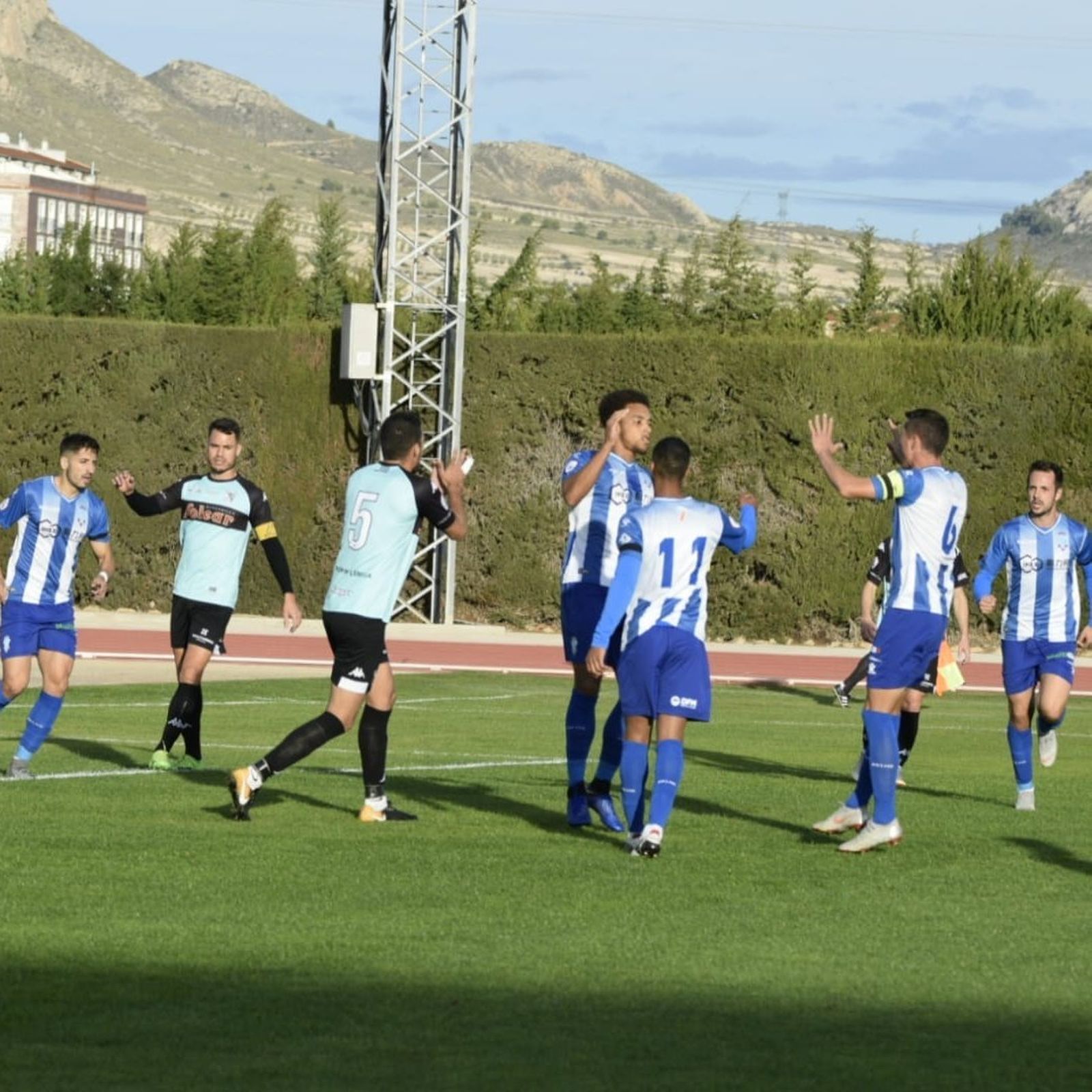 Los futbolistas del Jumilla, celebrando el 1-0.