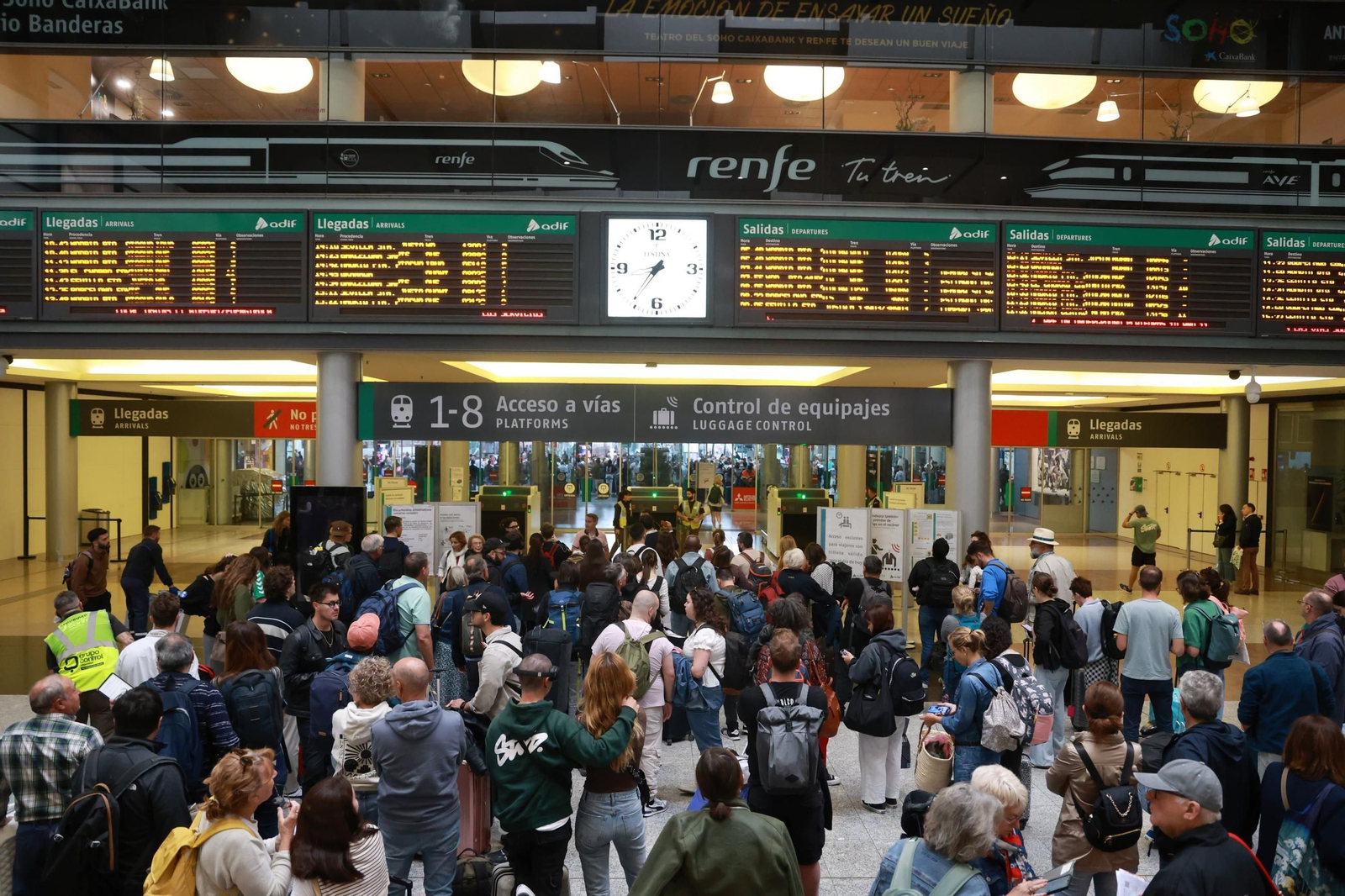 Viajeros en la estación María Zambrano este lunes.