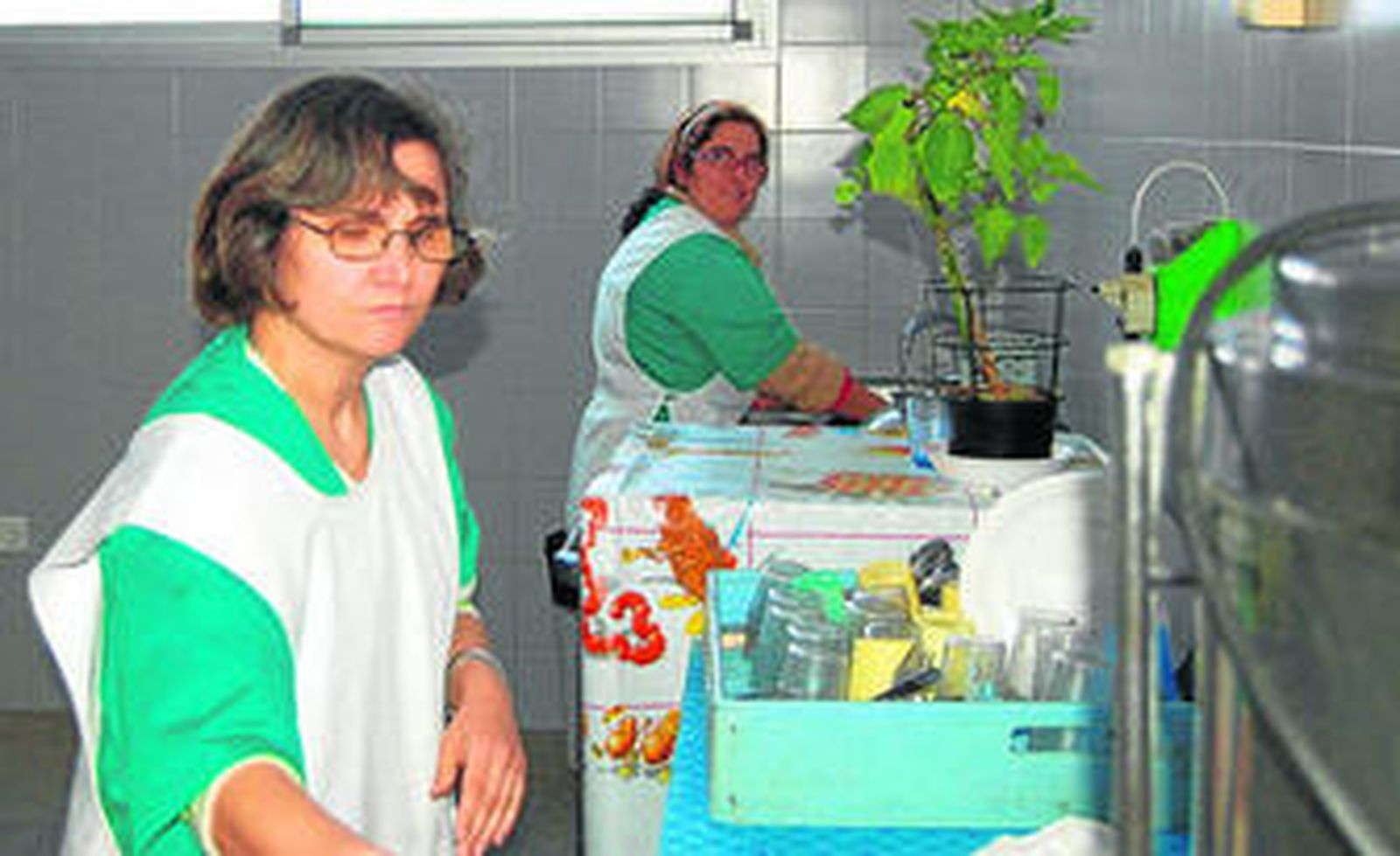 María del Mar y Adelina realizan tareas de limpieza gracias al programa de inserción laboral.