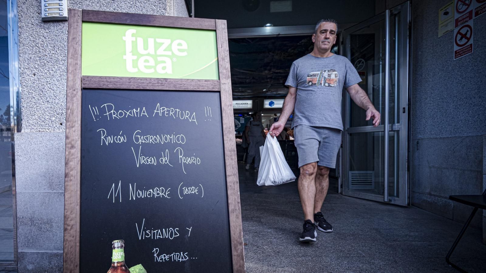 Una persona sale con compras del Mercado Virgen del Rosario.