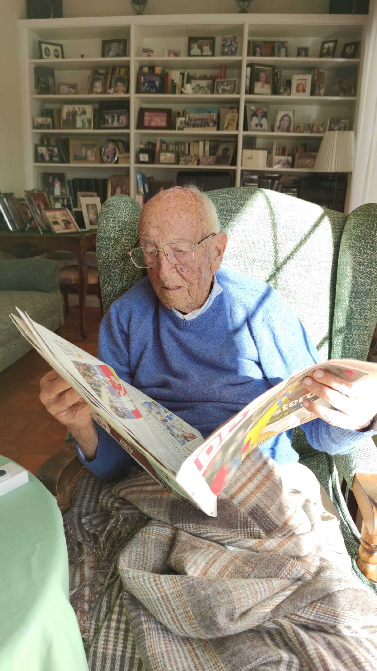 Santiago Neira, leyendo la prensa pocos días antes de su fallecimiento.