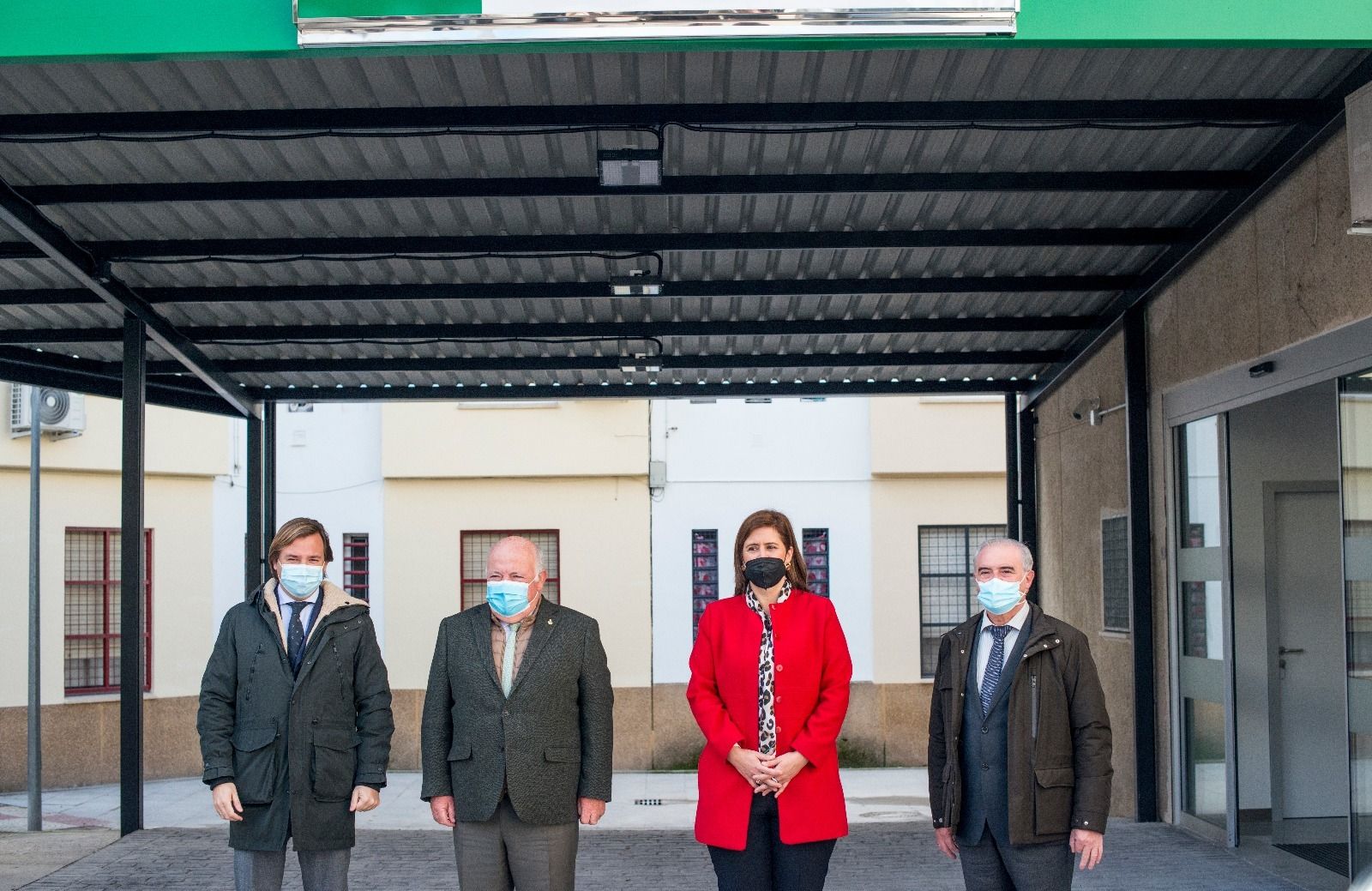 Representantes institucionales durante la inauguración la reforma de las Urgencias del ambulatorio de Baena.