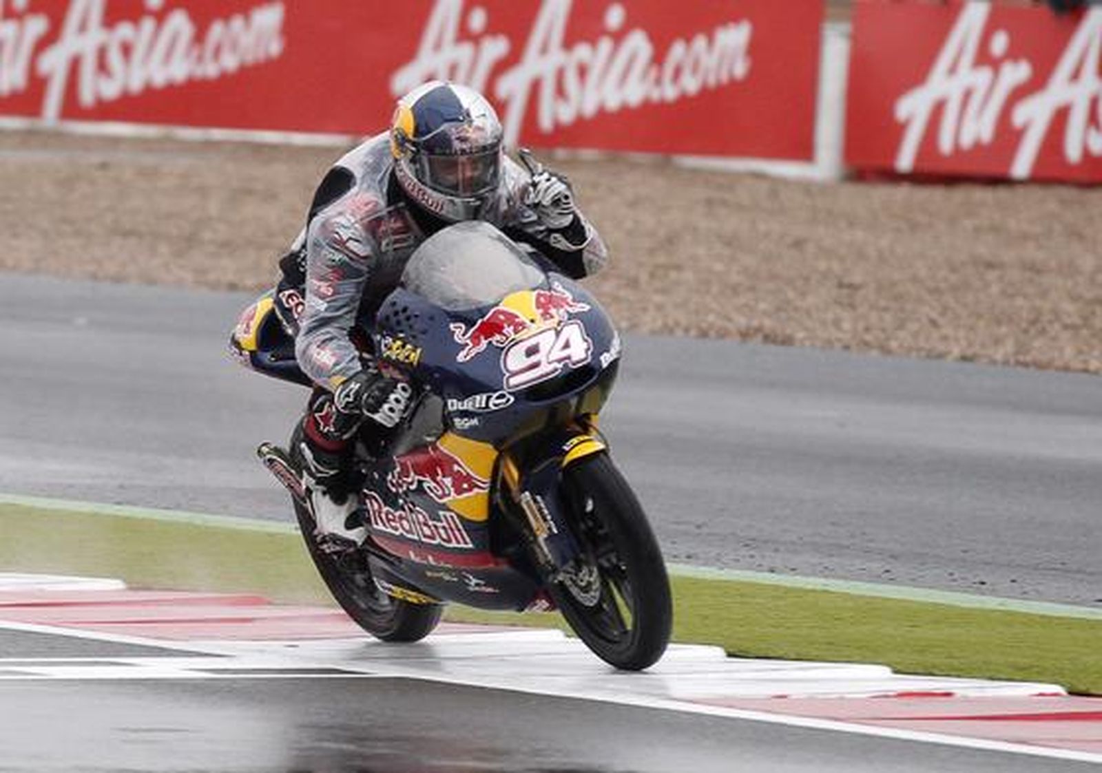 El piloto alemán de 125cc Jonas Folger, del equipo Red Bull Ajo MotorSport, celebra su victoria en Gran Premio de Gran Bretaña.

Foto: EFE
