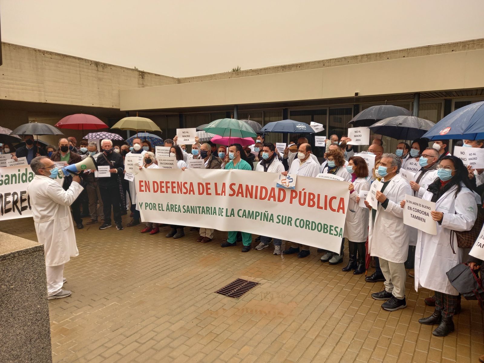 Un momento de la protesta en el Hospital de Puente Genil.