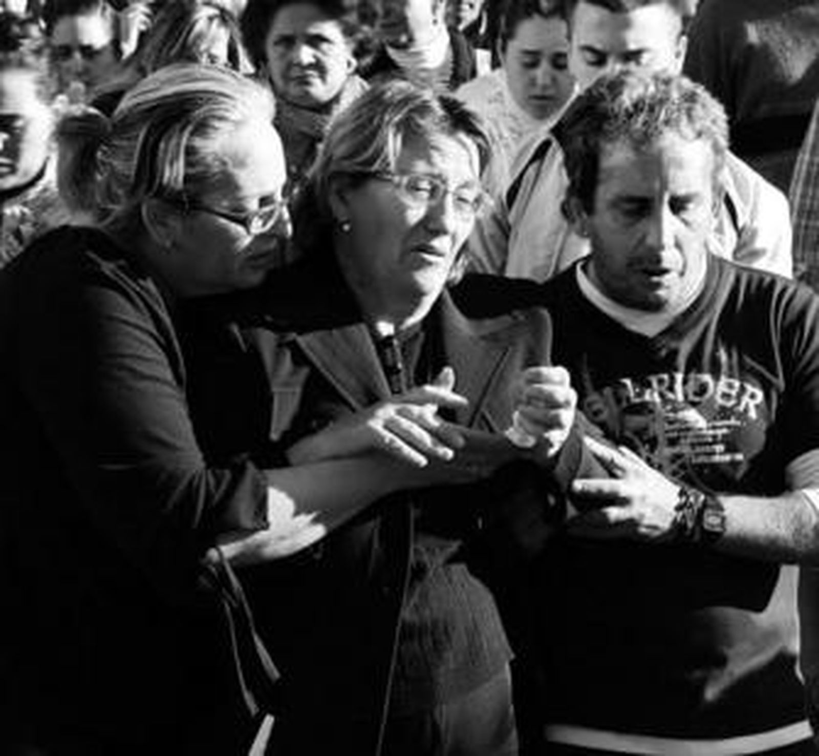 Familiares del joven fallecido, a la salida del funeral en la iglesia de Santa María la Blanca.