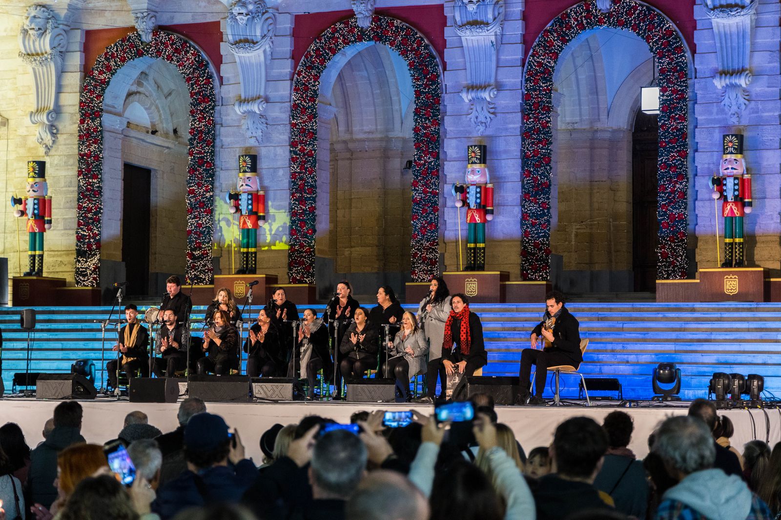 Doble sesión de zambombas navideñas en la plaza del Rey de San Fernando