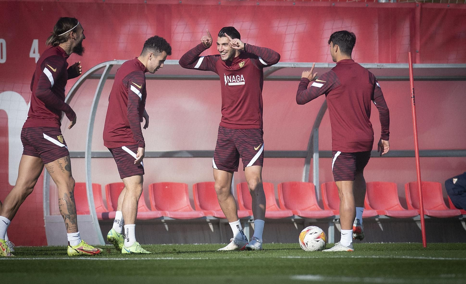 Rafa Mir hace el gesto de los cuernos con el que celebra los goles ante Gudelj, Idrissi y Óliver Torres.
