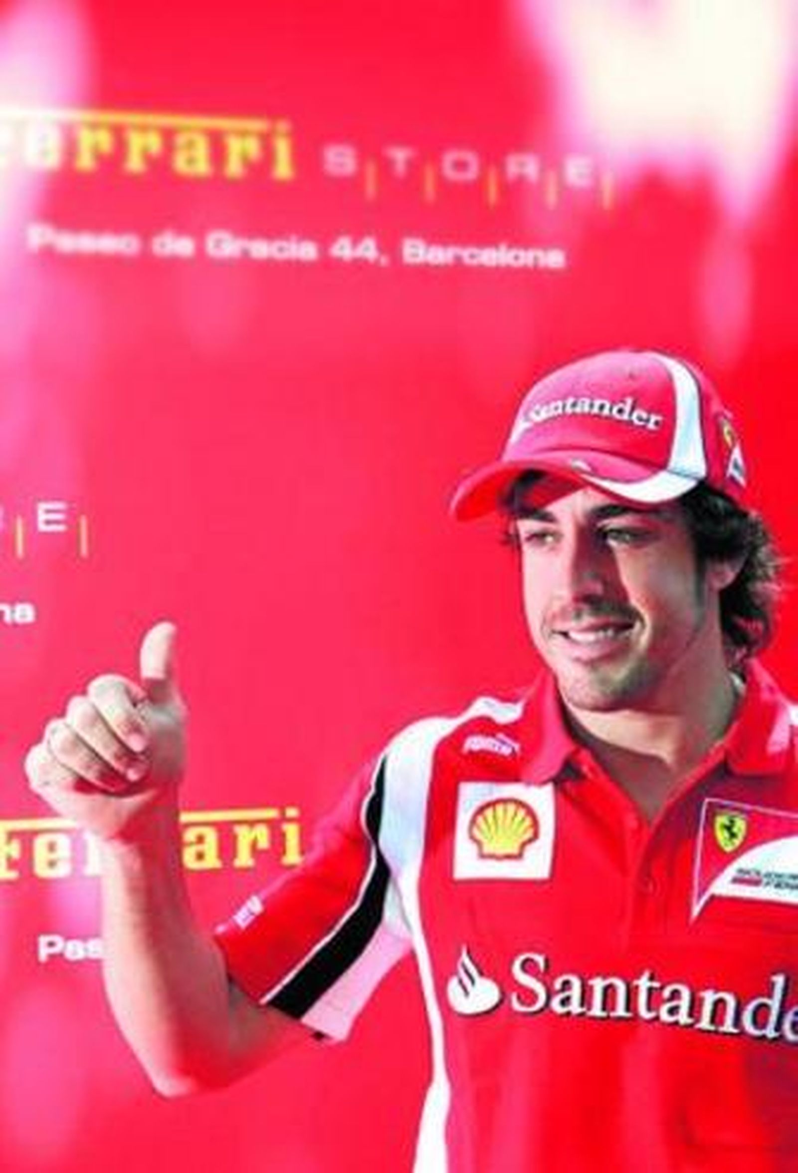 Alonso saluda a los medios con el pulgar hacia arriba tras anunciar ayer la renovación.