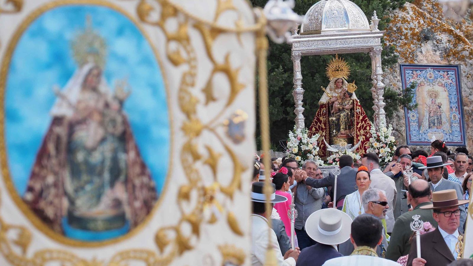 Un momento de la procesión por el Cerro del Águila