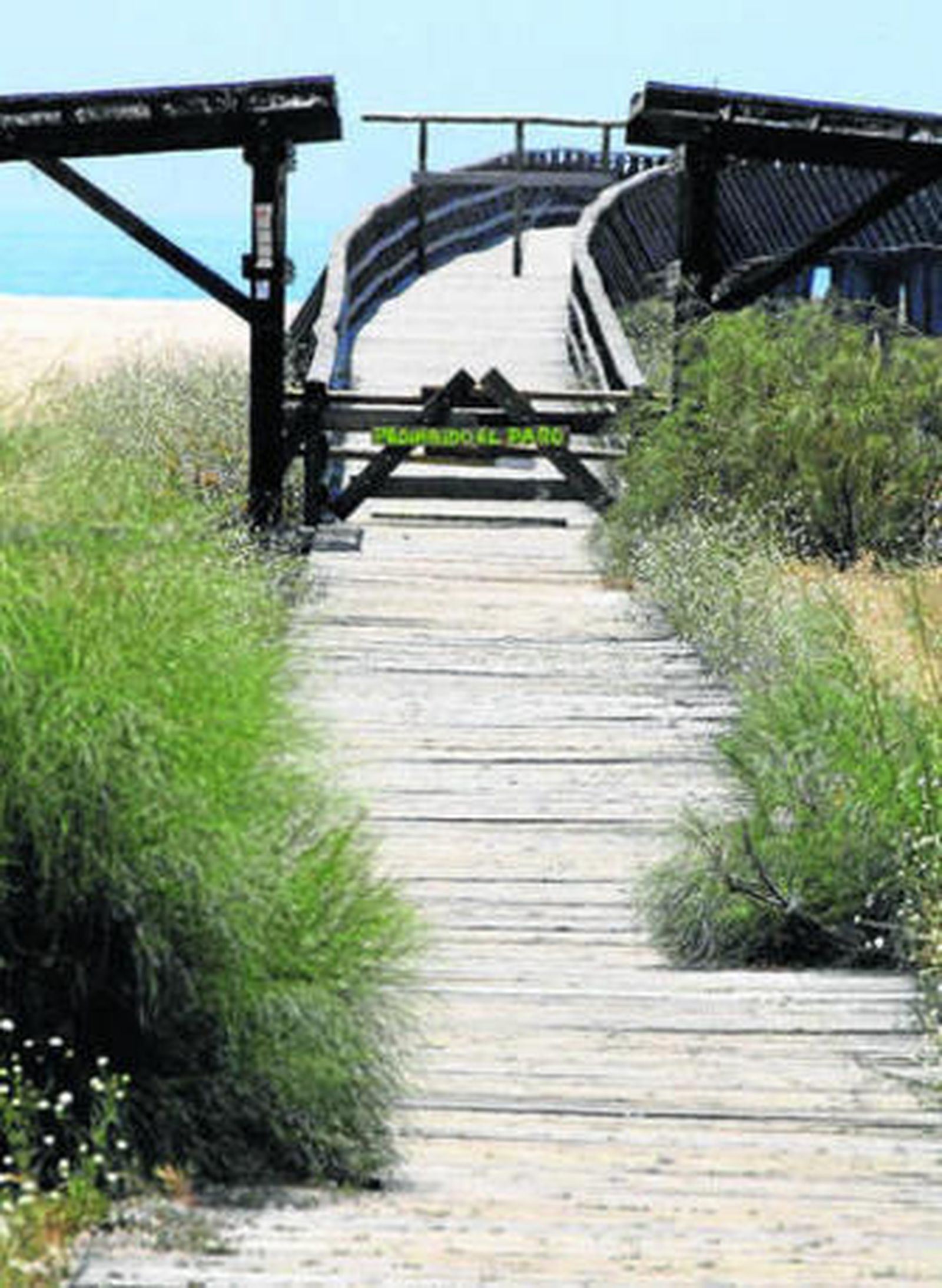 Pasarela de madera cerrada al acceso a la playa La Gaviota.