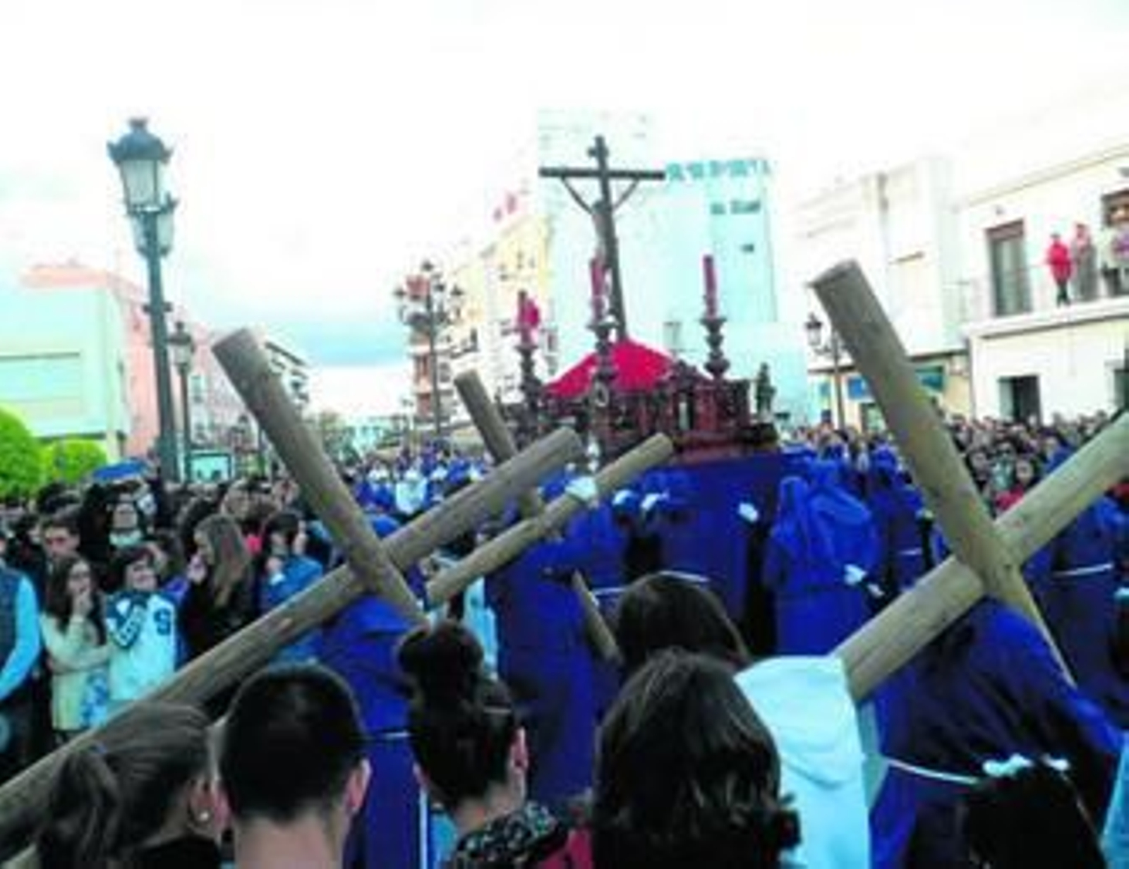 1. Penitentes con maderos en cruz en la procesión de Isla Cristina 2. La salida de la Virgen en Punta Umbría. 3-4. La salida de los dos pasos de la hermandad de Lepe. 5. Niños en la procesión de Ayamonte. 6. Los penitentes que precedieron a los pasos en La Palma.