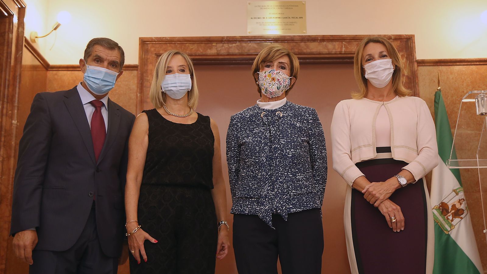 El Presidente del Tribunal Superior de Justicia de Andalucía, Lorenzo del Rio; la fiscal Superior de Andalucía, Ceuta y Melilla, Ana Tárrago; la viuda de Luis Portero, Rosario de la Torre, y la secretaria general para la Justicia de la Junta de ANdalucía, María José Torres, durante el homenaje al que fue fiscal jefe del Tribunal Superior de Justicia de Andalucía (TSJA ) Luis Portero.