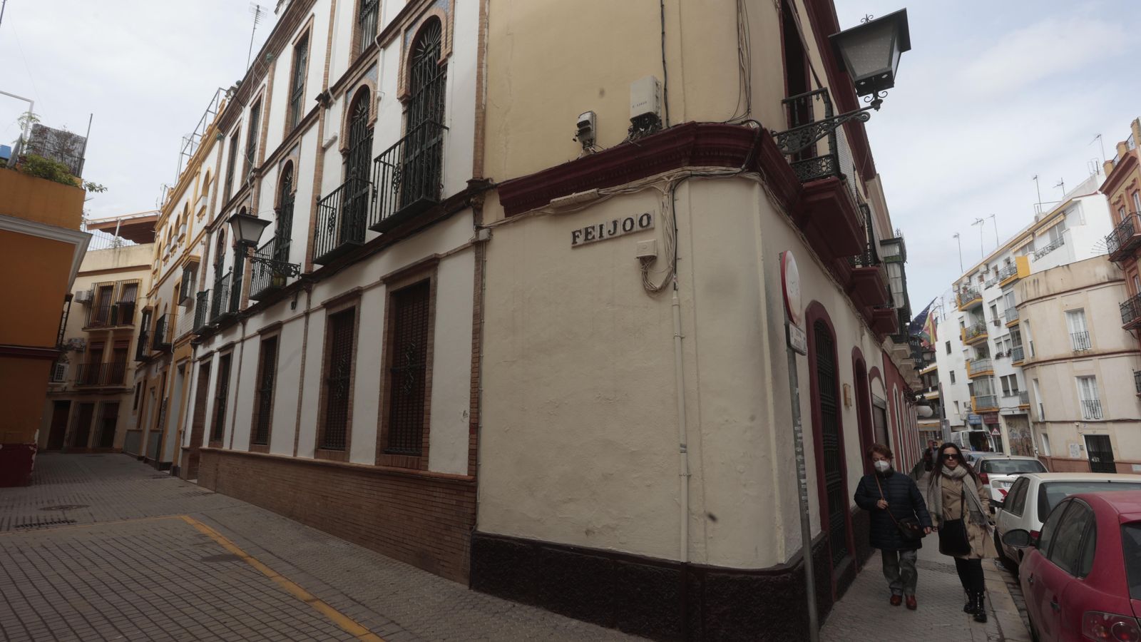 Calle Feijóo, dedicada al cura ilustrado del XVII.