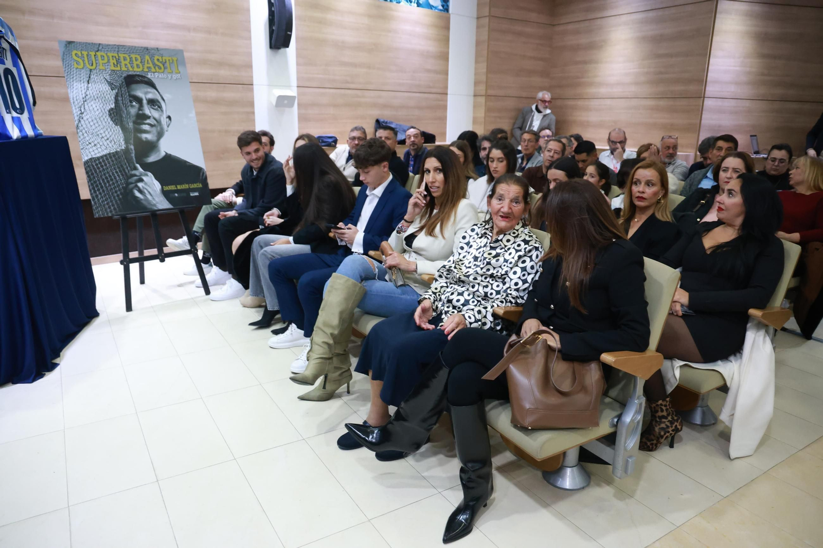 Basti: La presentación de su libro en La Rosaleda, en fotos