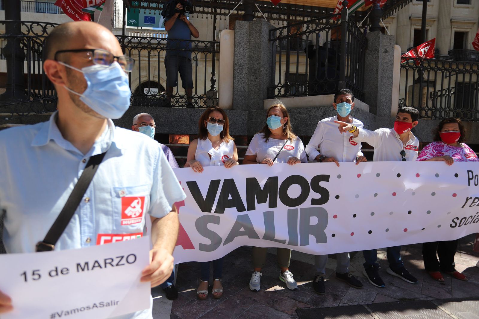 Los dos líderes sindicales en la concentración de ayer en la plaza de las Monjas.