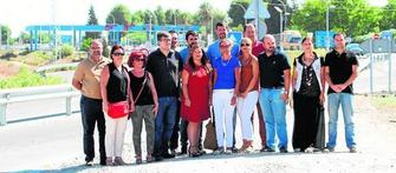 Verónica Pérez, con la alcaldesa de Lebrija, María José Fernández, y otros ediles de la comarca, con el peaje de la AP-4 de fondo.