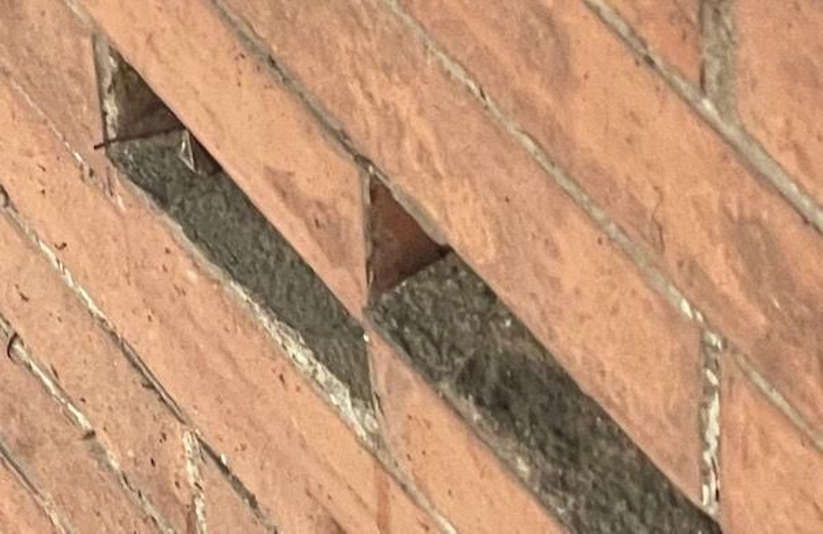 Las grietas del cerramiento de los Jardines del Prado en Diego de Riaño