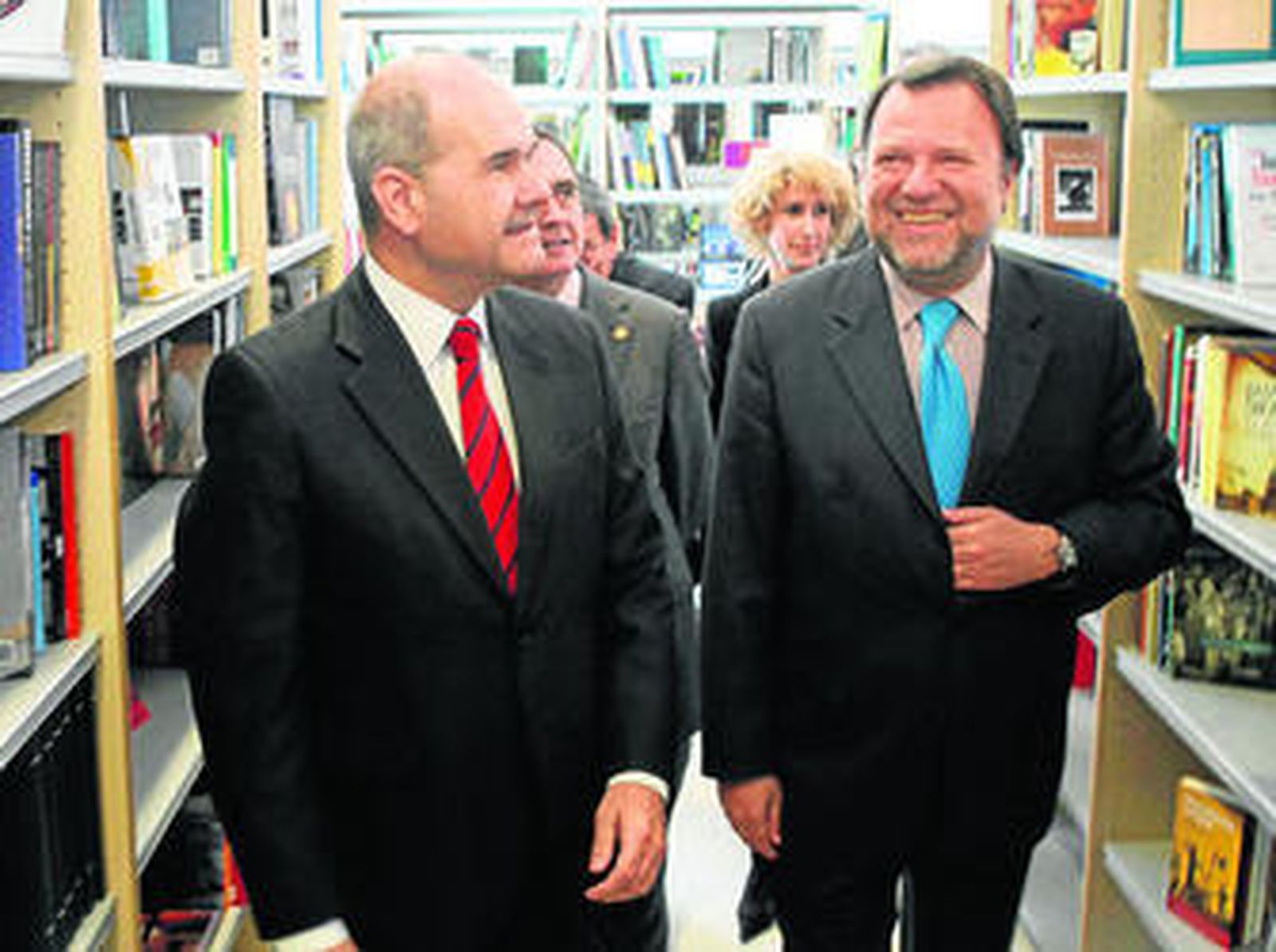 Chaves y Monteseirín recorren las estanterías de libros de la biblioteca el día de su inauguración.
