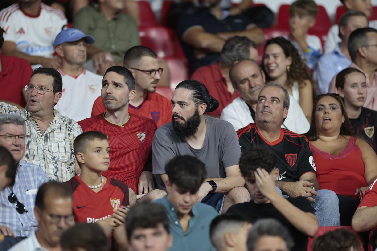 Búscate en las fotos del Sevilla - Elche