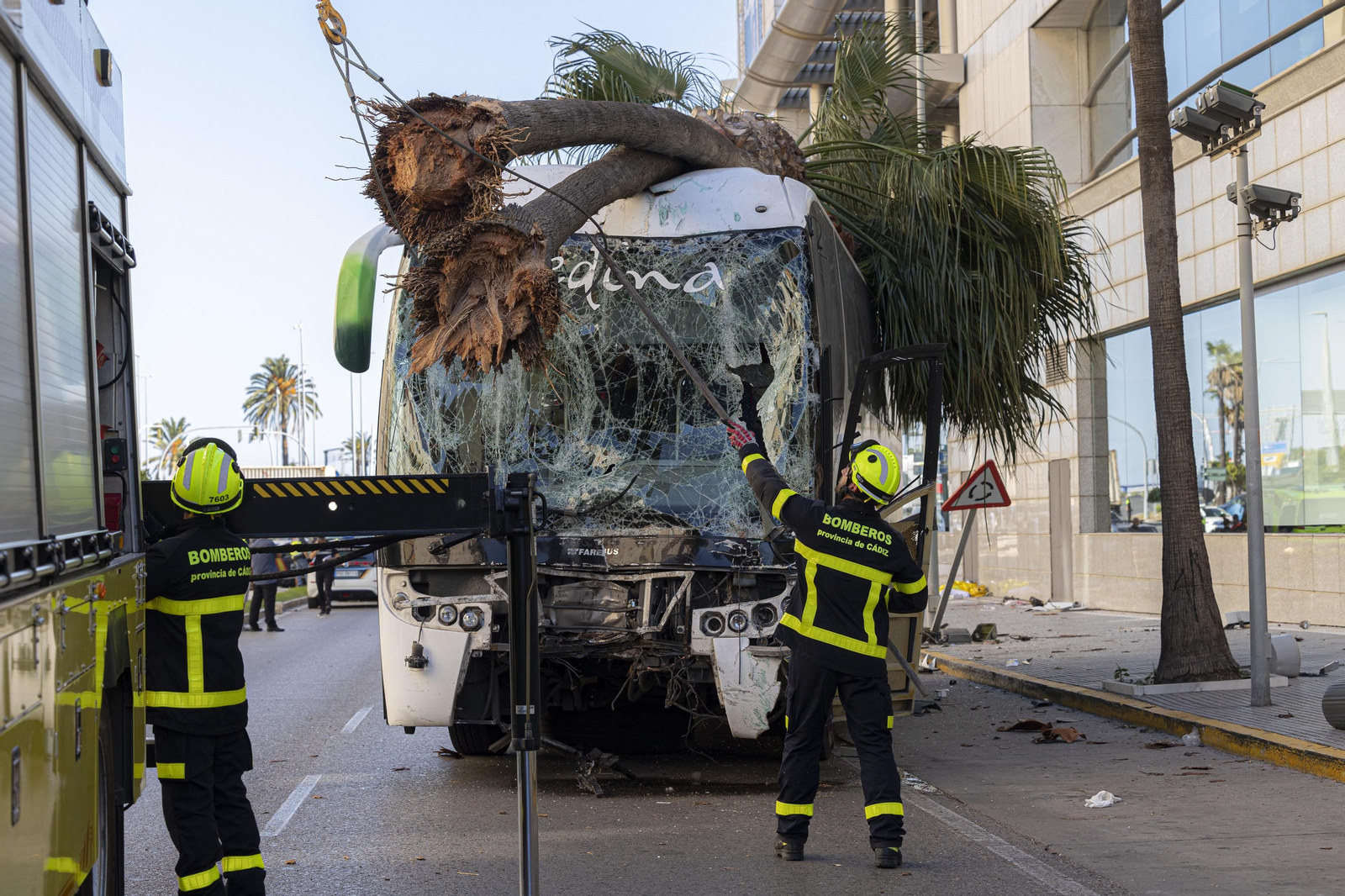 Las imágenes del accidente de autobús que ha conmocionado a Cádiz