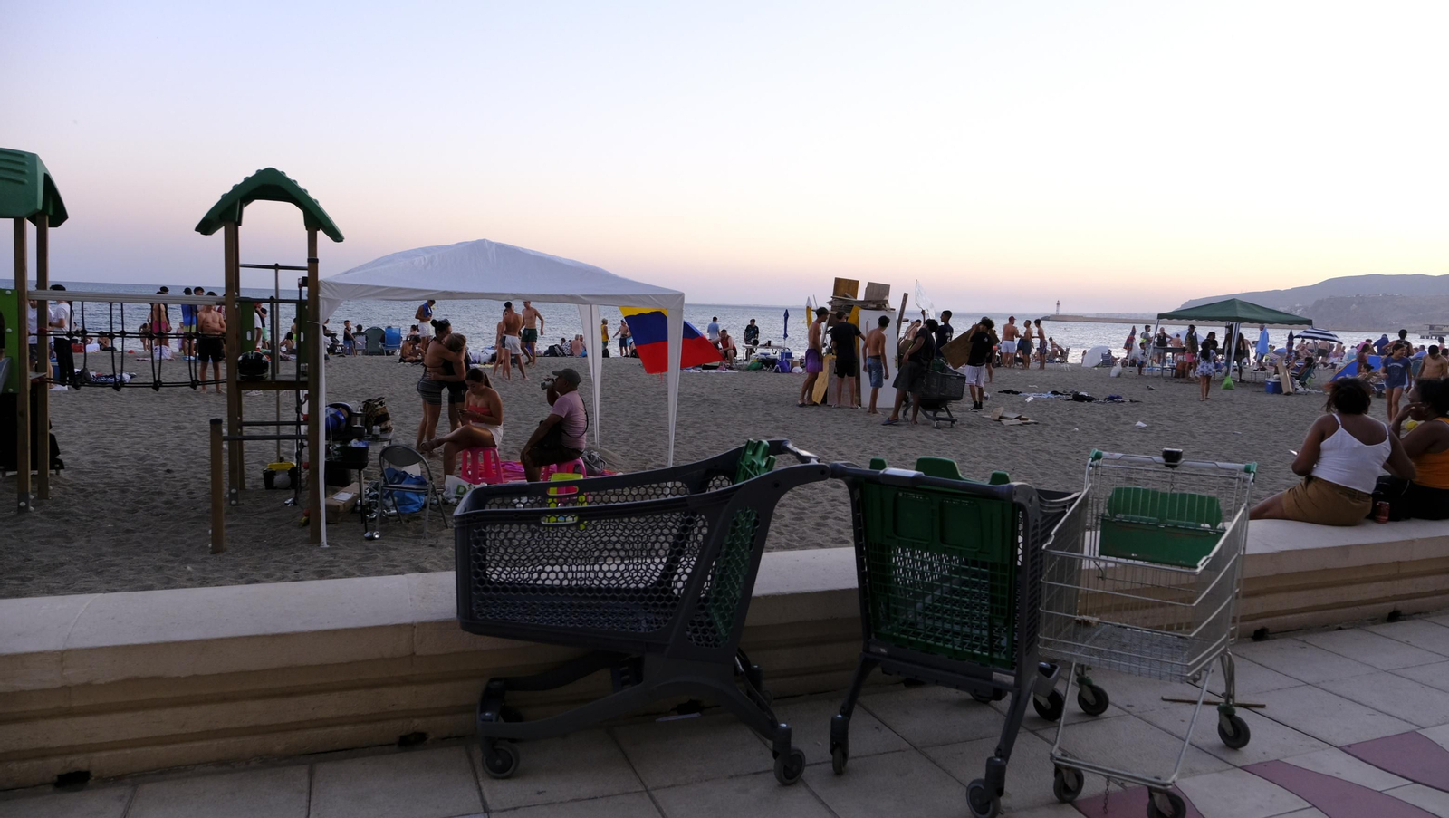 Imágenes de las hogueras de la Noche de San Juan en Almería capital