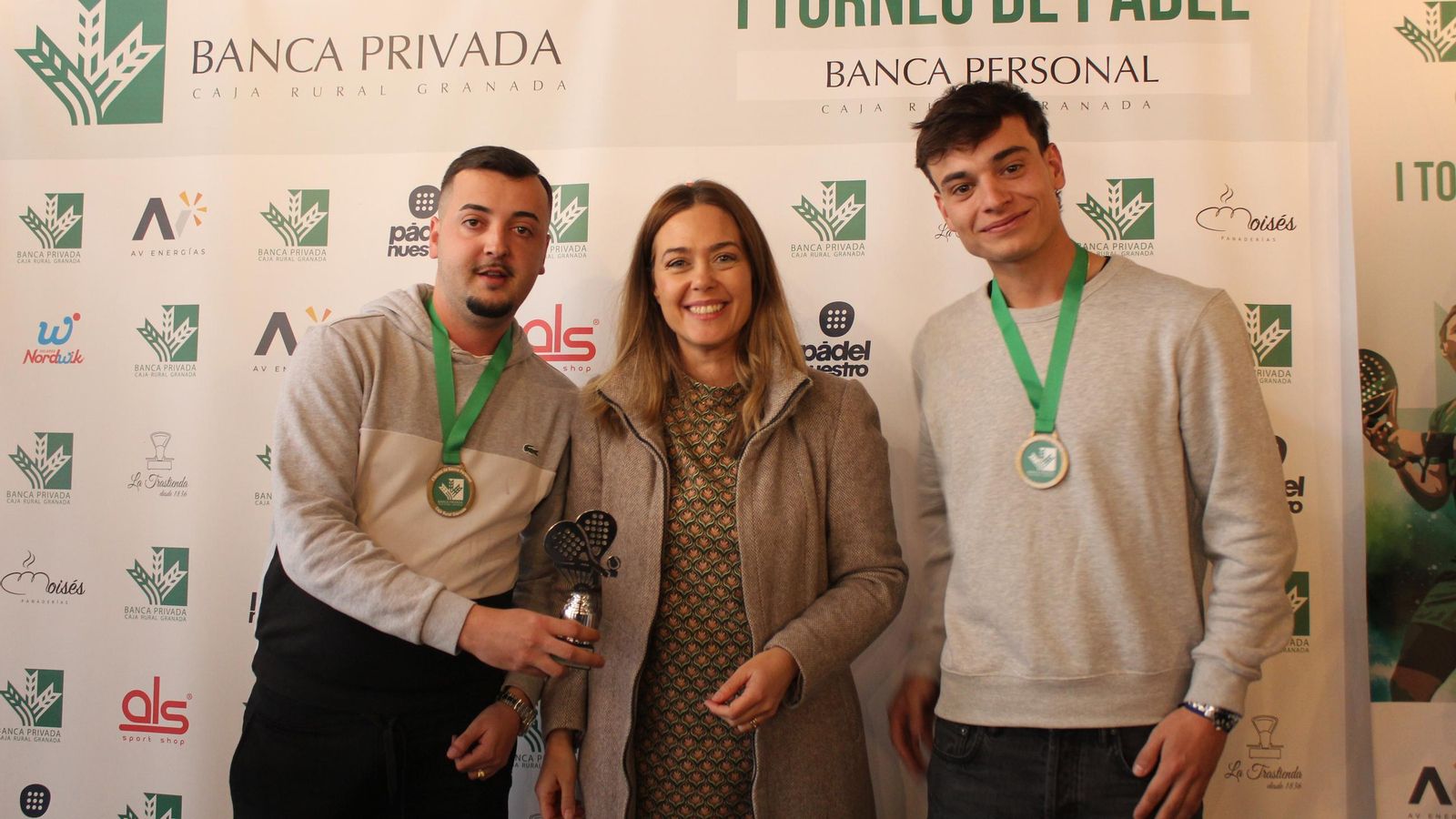 Alejandra Ávila junto con los campeones del Grupo II Miguel Álvarez y Ángel Gómez