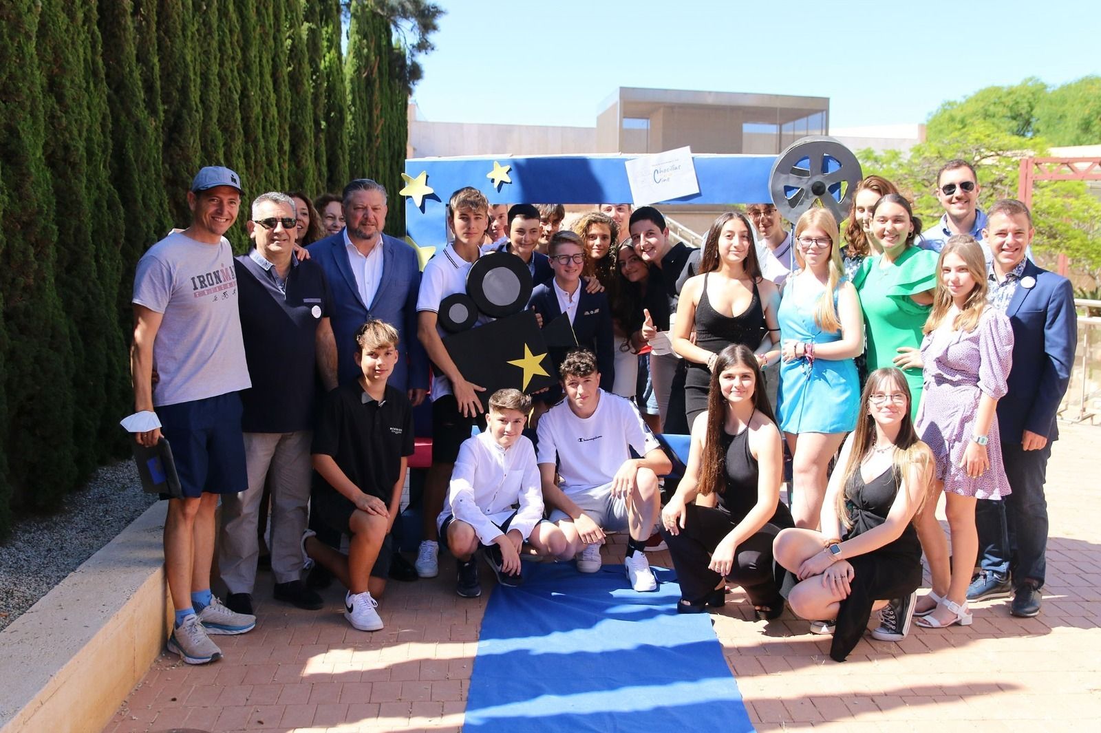 Diego Cruz junto a Concepción Zamora y un grupo de alumnos en la Casa del Cine.