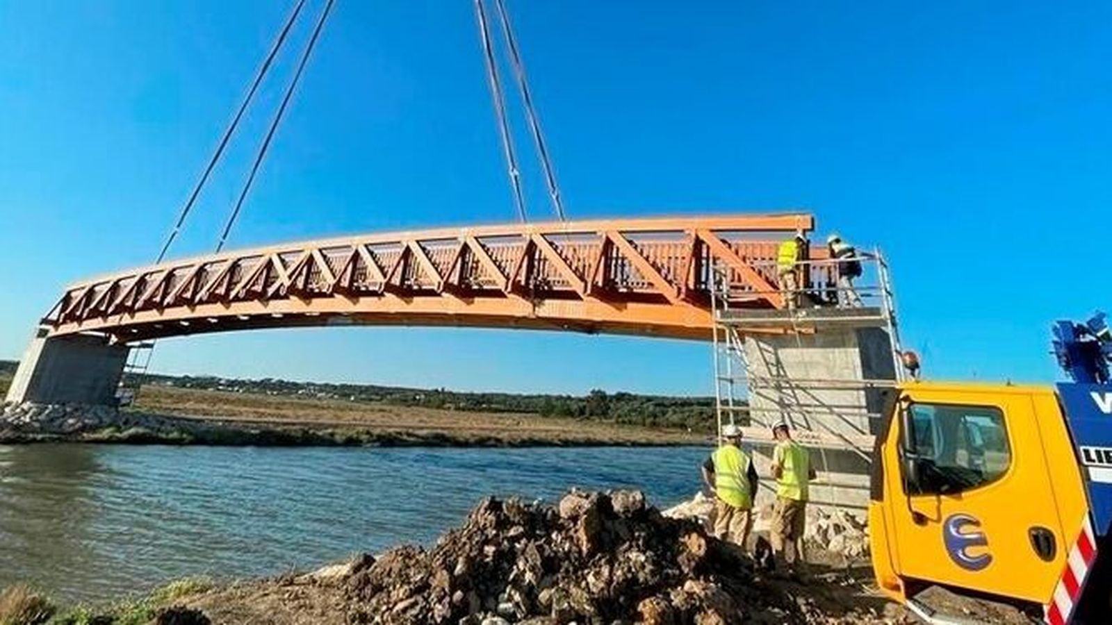 El puente de madera sobre el río Barbate.