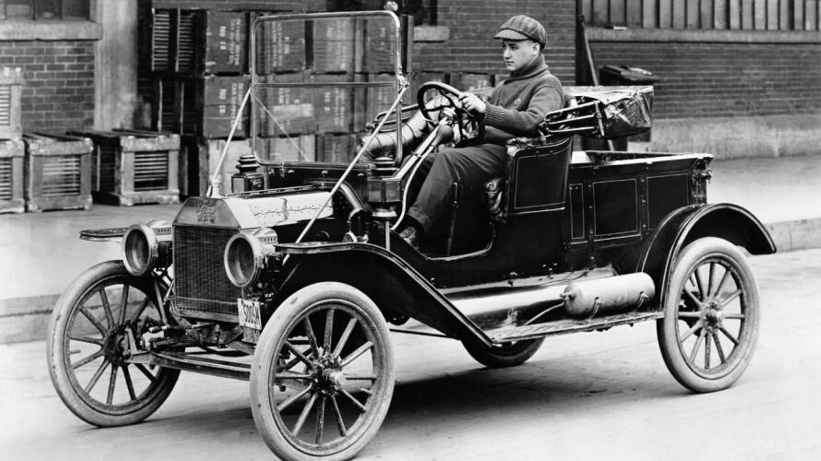 Los primeros parabrisas se podían retirar a conveniencia. No disponían de ningún sistema de limpieza.