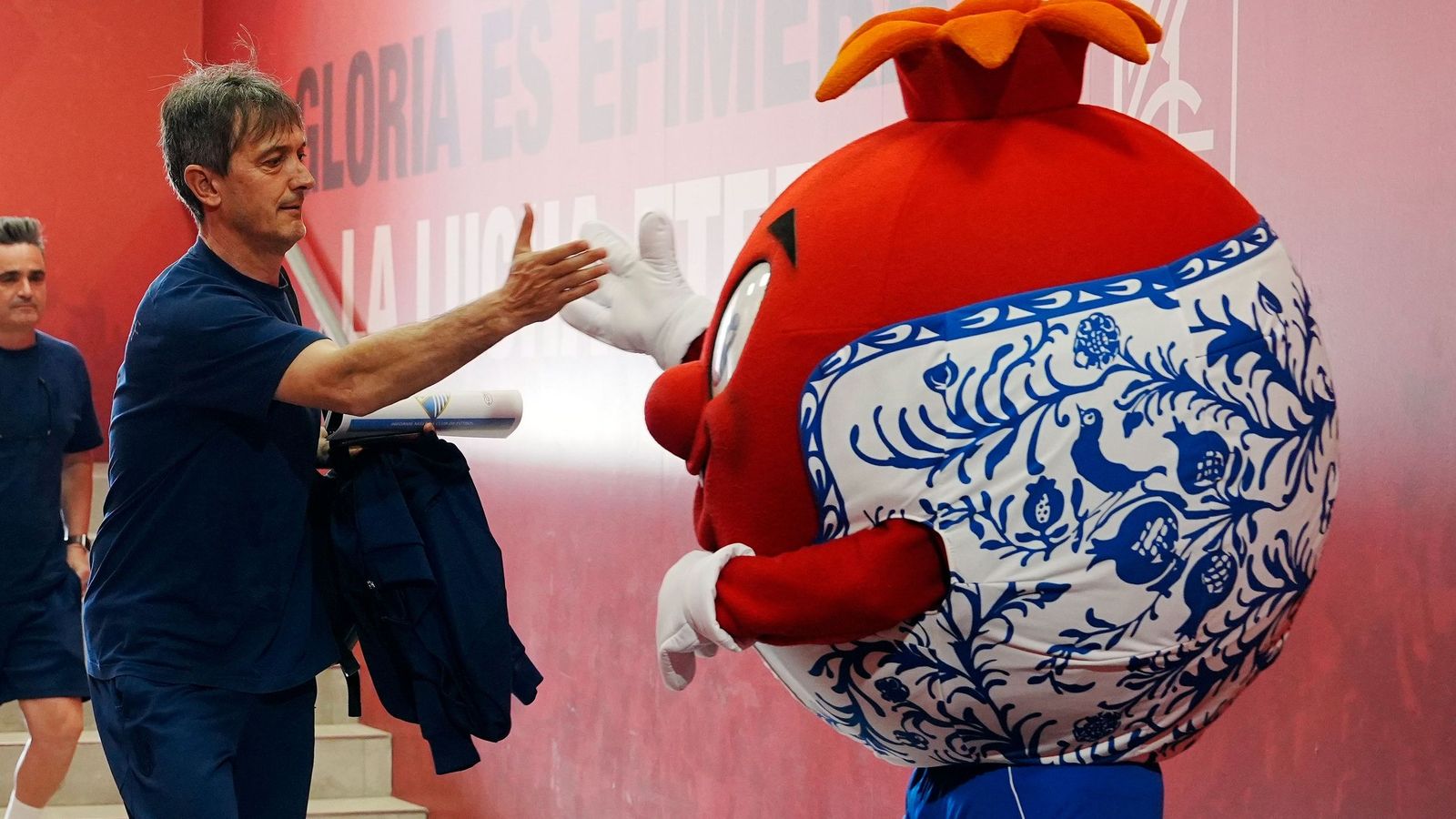 Pacheta saludando a la mascota del club en su llegada al Estadio