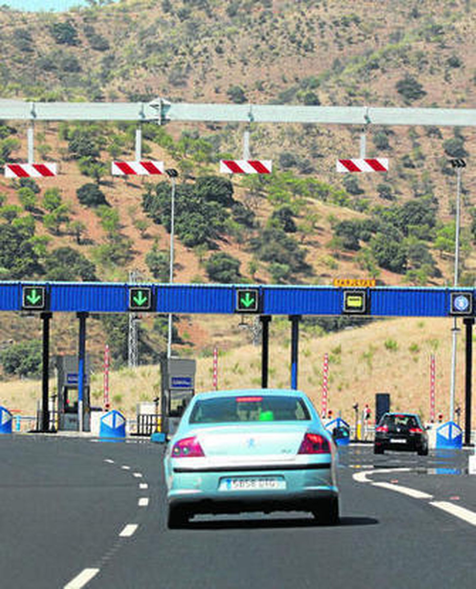 Un vehículo se aproxima al punto de peaje de Las Pedrizas.