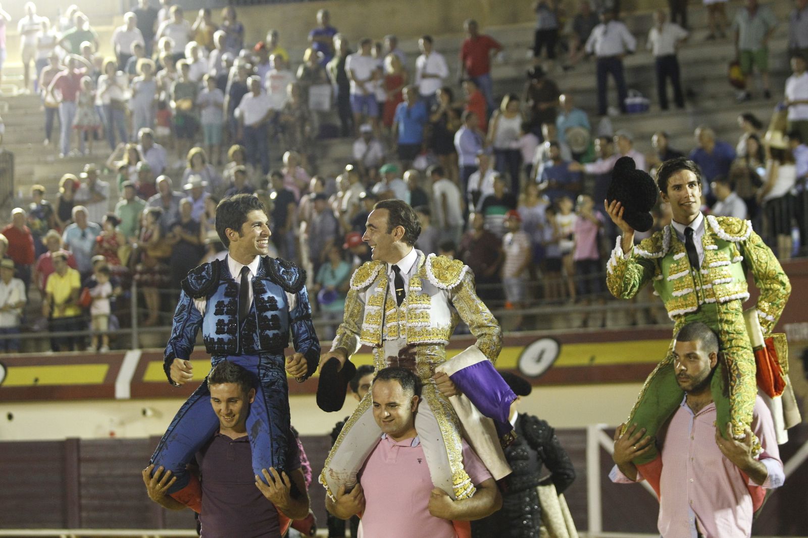 Cayetano, Ponce y Crespo abrieron la Puerta Grande.