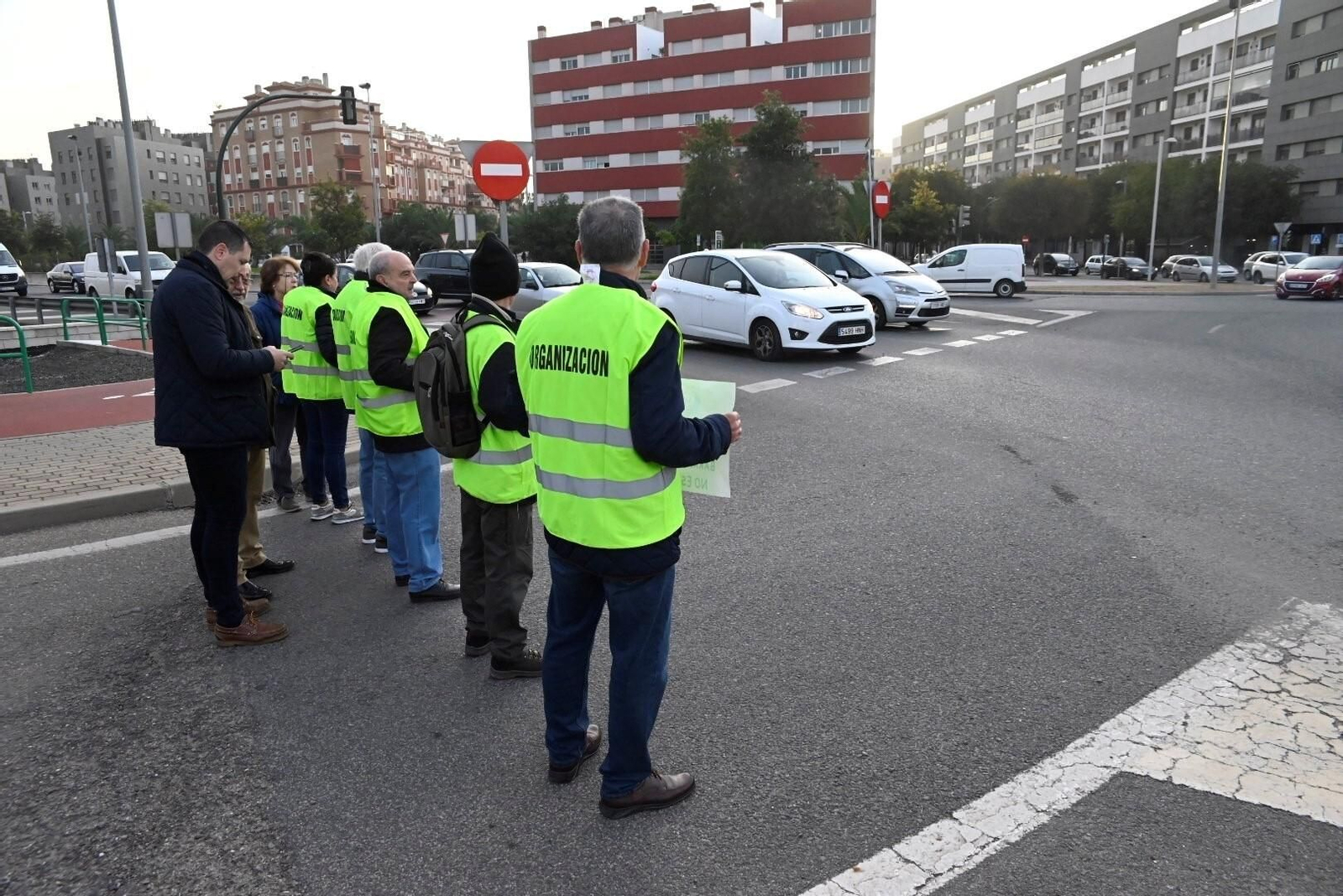 Los vecinos de San Rafael de la Albaida cortan el acceso al barrio por el aumento del tráfico, en imágenes
