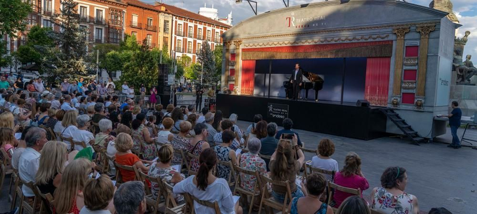 La Carroza del Teatro Real a su paso por Valladolid.