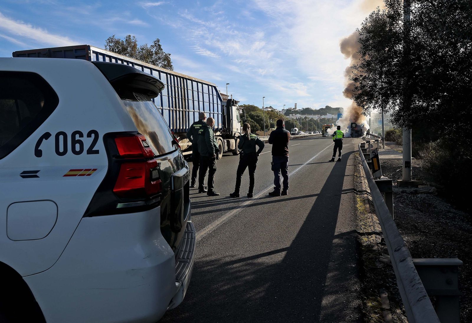 Imágenes del incendio de la grúa que colapsa de nuevo la A7