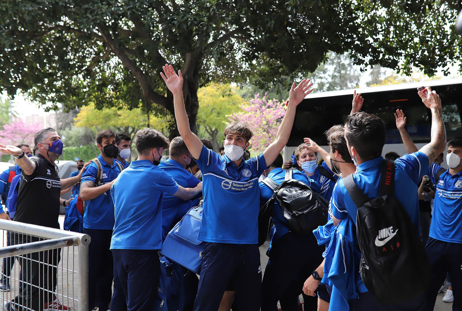 Así ha sido el recibimiento de la afición del Xerez DFC al campeón del grupo.