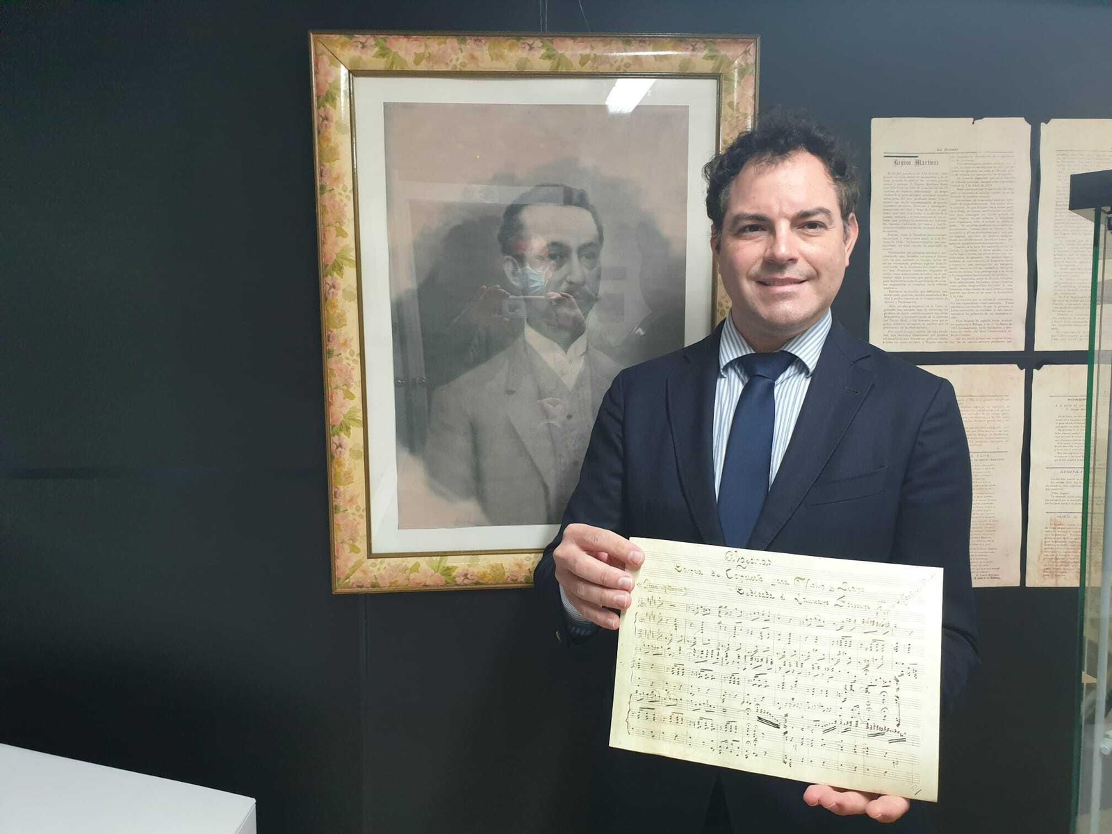 Juan Carlos Ocaña, con la partitura.