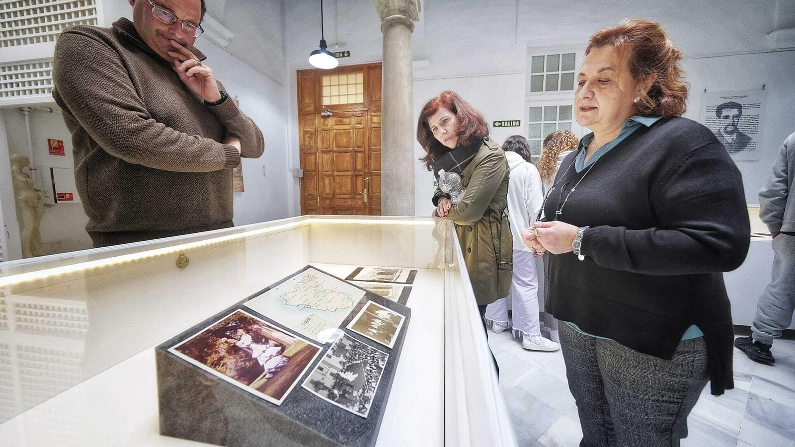 Una de las vitrinas en las que se expone el documento en el patio del Archivo Histórico.