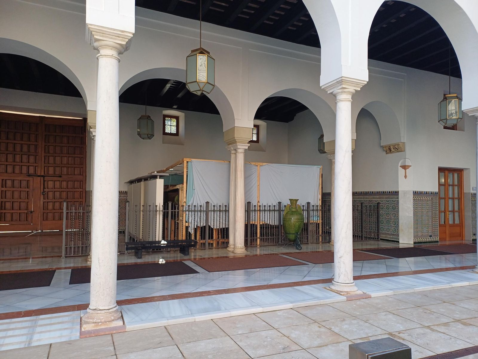 El belén se está instalando junto a la puerta principal de la Cámara