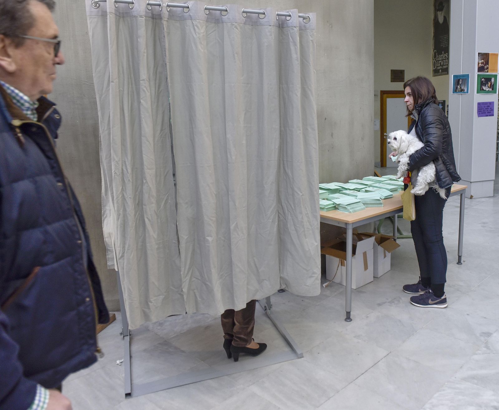 Una votante en la mesa de las papeletas de un colegio electoral.