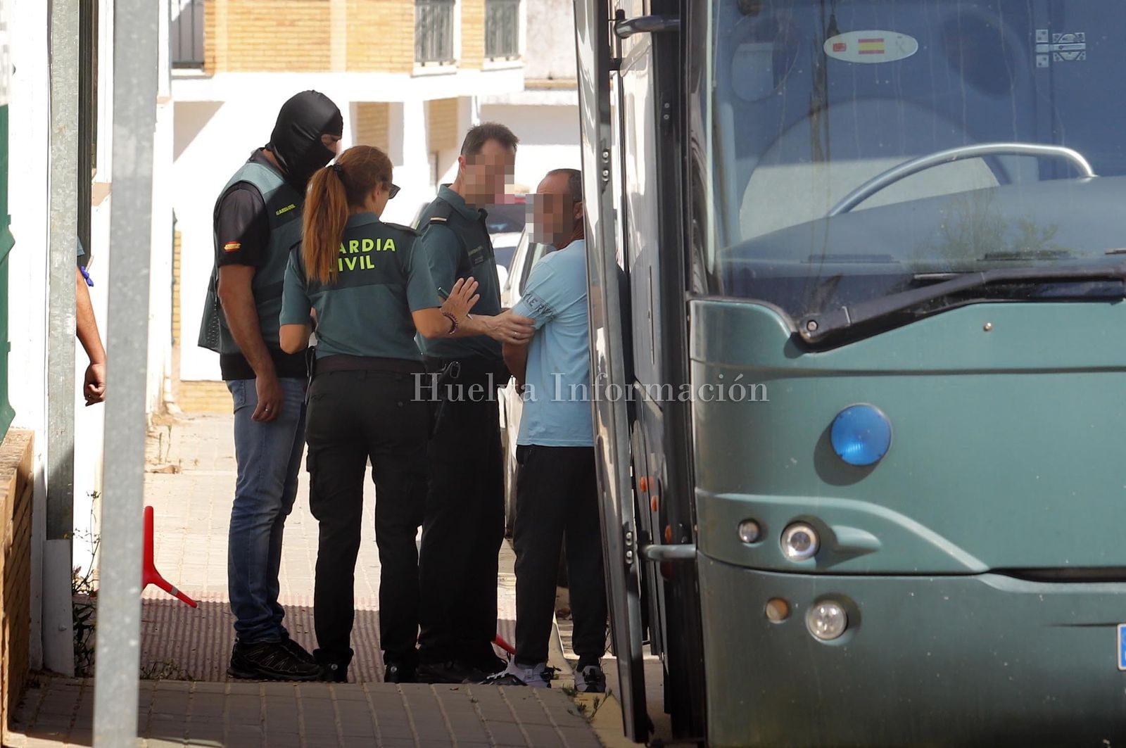 Imágenes del operativo de la Guardia Civil en la operación antidroga llevada a cabo en Moguer