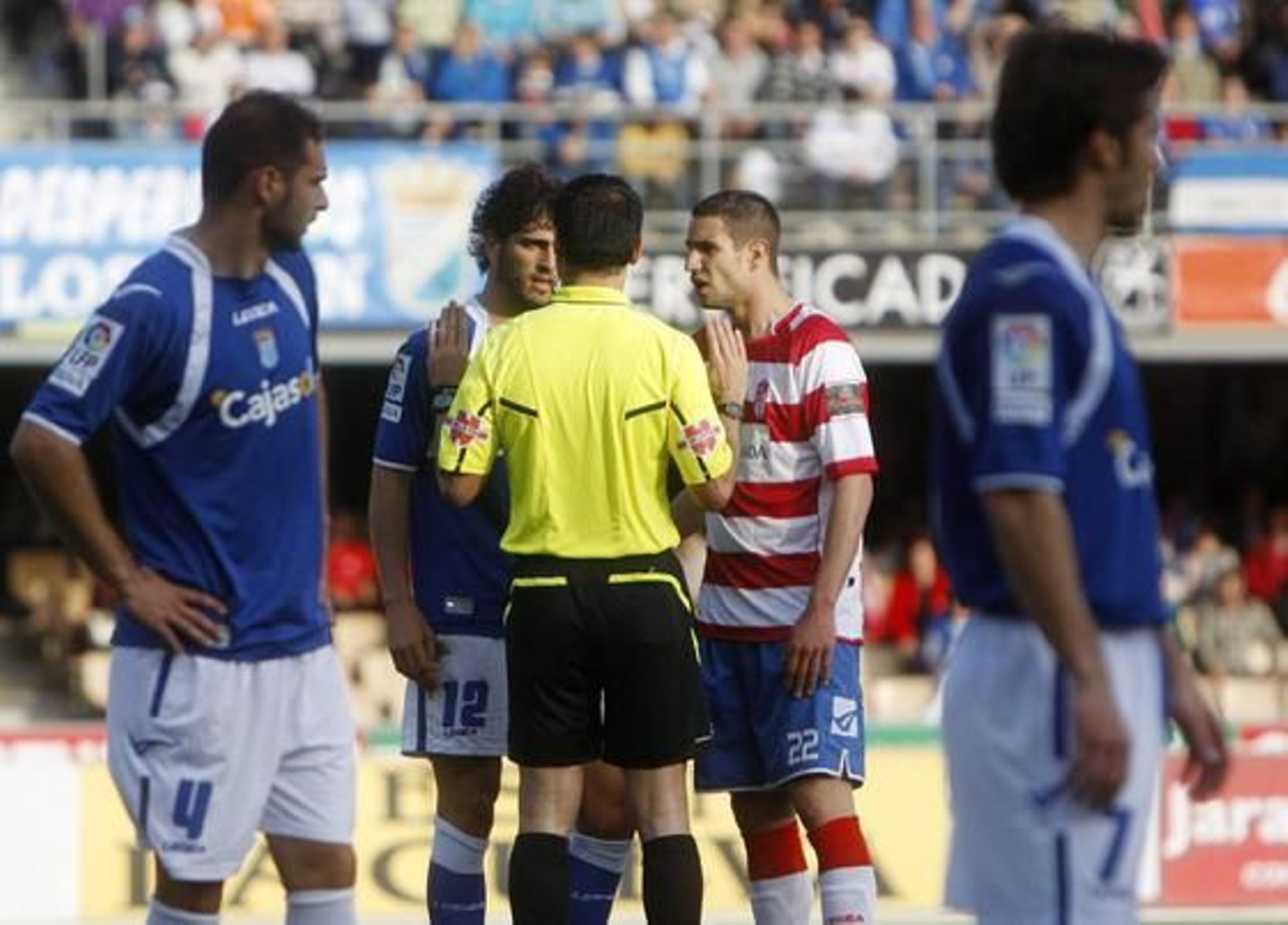 Azulinos y rojiblancos disputaron un encuentro muy igualado que, a dos minutos del final, se tradujo en un justo empate. 

Foto: Juan Carlos Toro