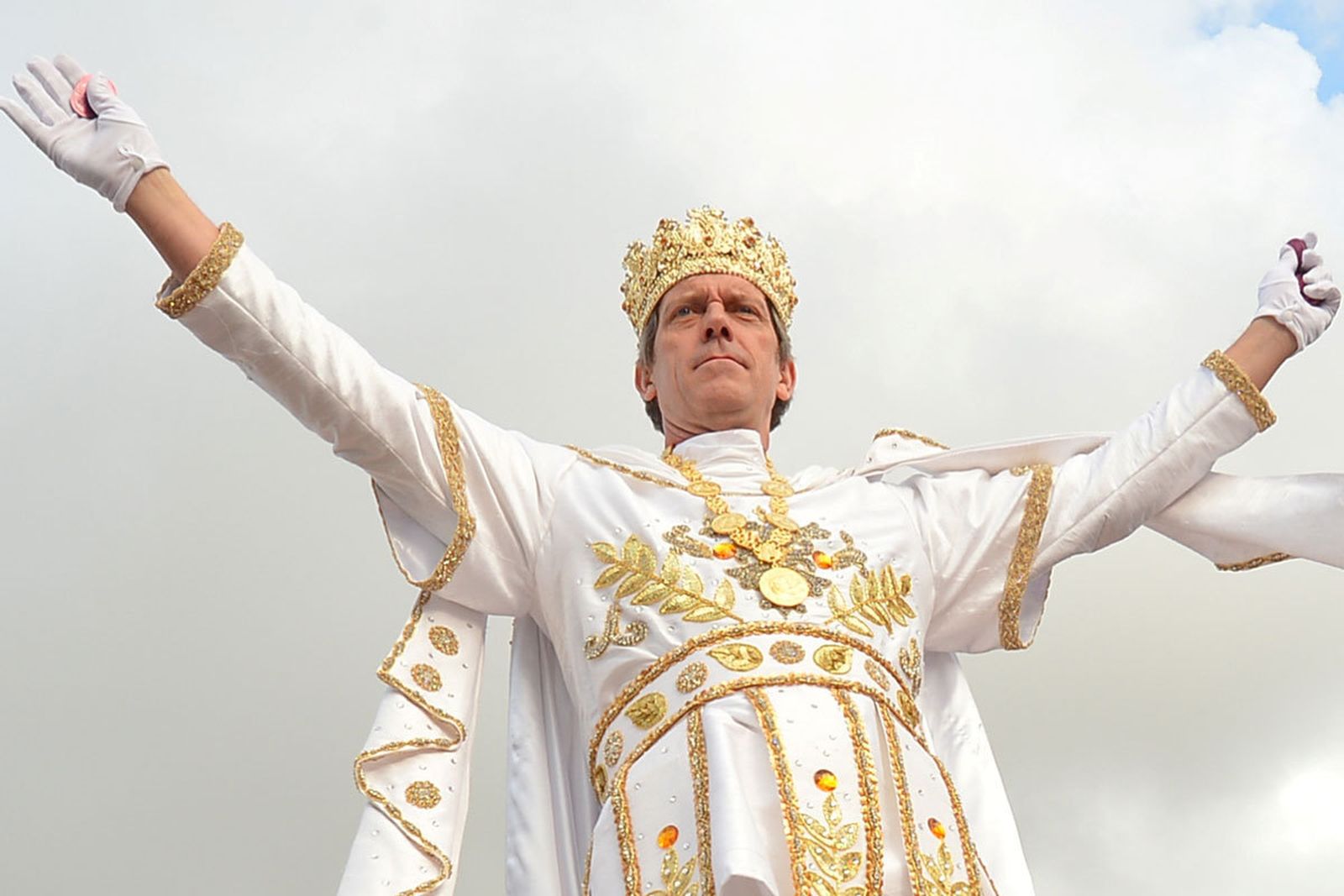 Hugh Laurie cuando fue rey Baco en Nueva Orleans. En el recuadro, Felipe de Edimburgo a mediados de los años 60.