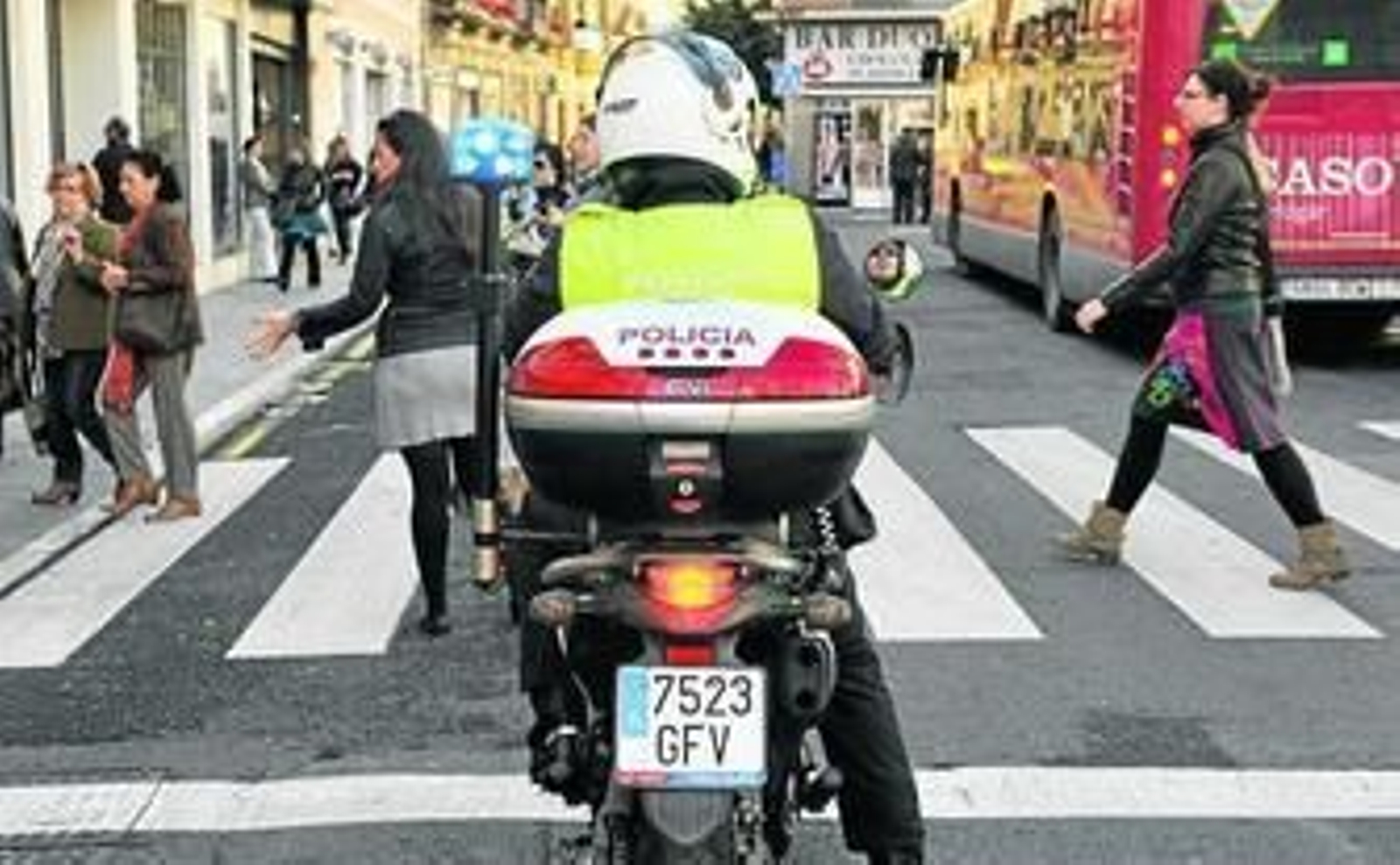 Un policía local maneja su moto en la Campana, en una imagen reciente.