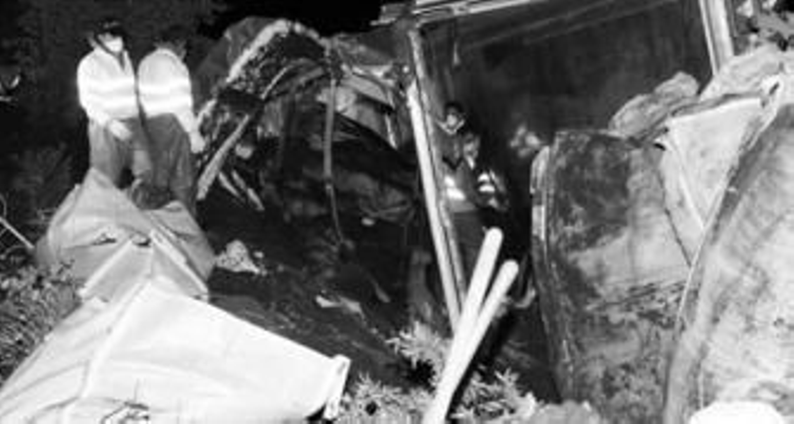 1. Operarios de Befesa con mascarillas recogen los residuos vertidos el lunes en el término de Almonaster-El Patrás por un camión luso 2. En enero de 2004 un camión vertió más de 8.000 litros de carburante denso en pleno corazón del Parque Natural de la Sierra, a la altura del cruce de Cumbres de Enmedio. 3. Un camionero portugués murió el verano de 2004 en Cortegana tras volcar el camión de residuos que transportaba.