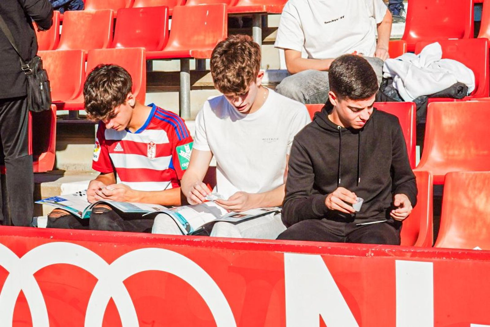 Encuéntrate en el recibimiento al Granada y en la grada de Los Cármenes