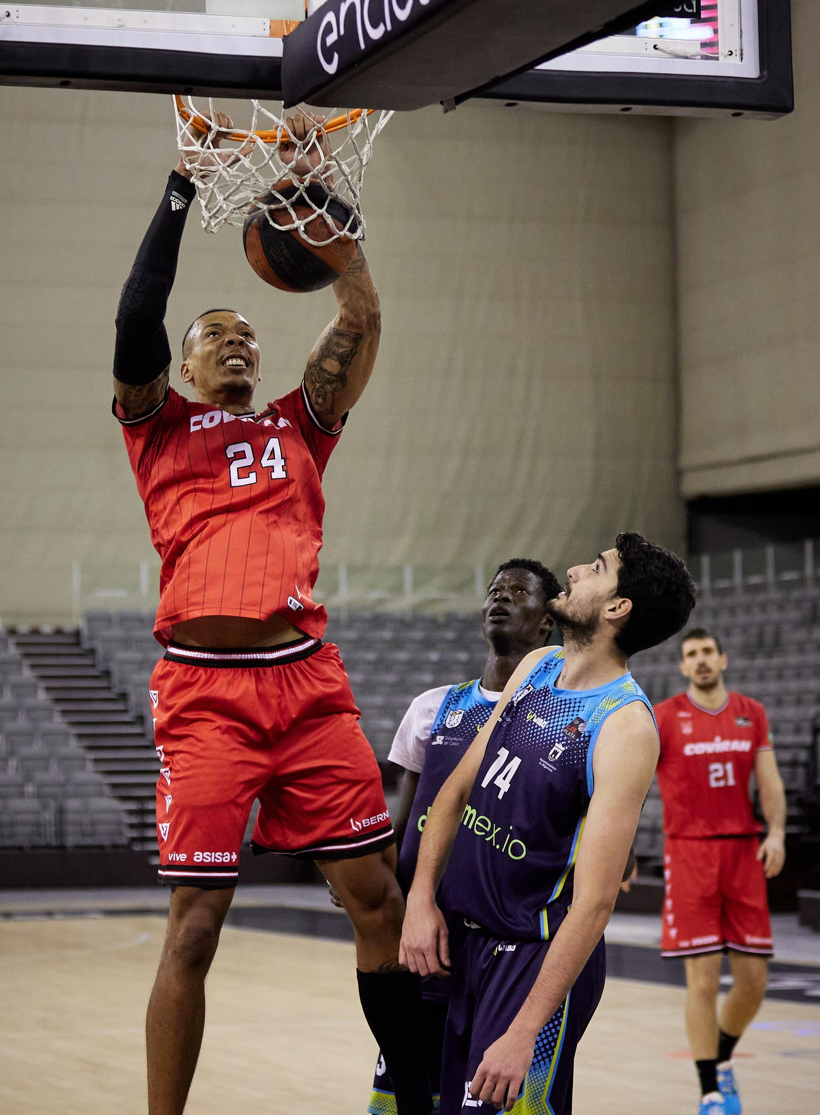 Las imágenes del amistoso del Covirán Granada ante el Algeciras