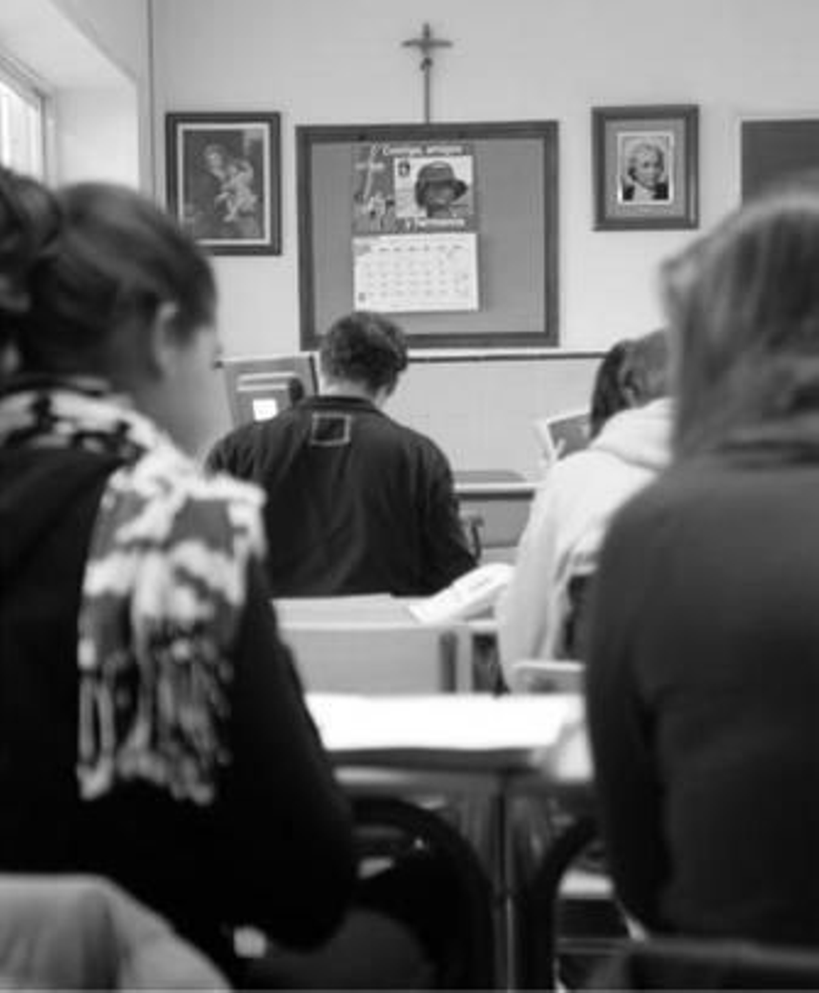 Aula de un colegio religioso concertado donde el crucifijo permanece en un lugar bien visible.